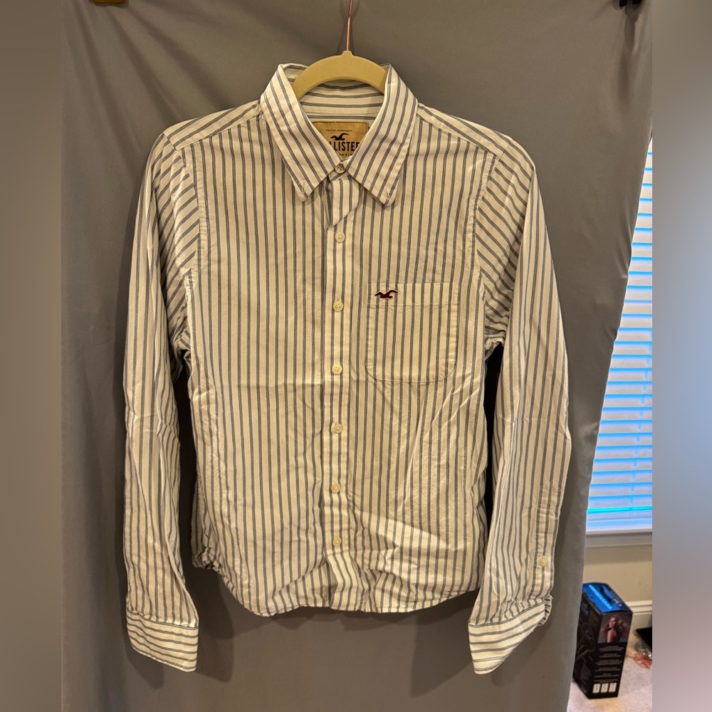 Hollister Men's White and Blue Striped Shirt
